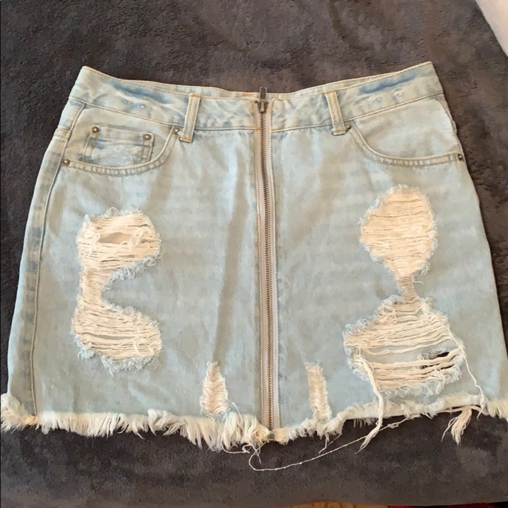 Forever 21 skirt size 27 fits like a 6 or 8